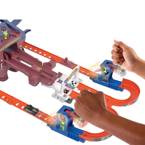 Hot Wheels Spider-Man Web-Slinging Speedway Track Set Spider-Man & Black Panther - Image 3